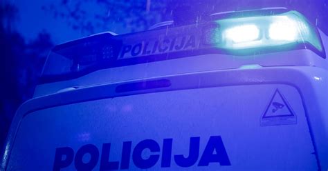 Policijos automobilis su įjungtomis švyturėliais