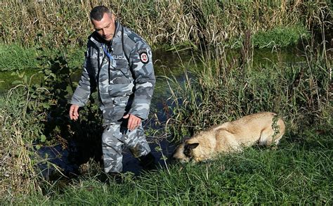 Policijos kinologas su tarnybiniu šunimi