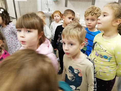 Vaikai gamina maistą edukacijos metu