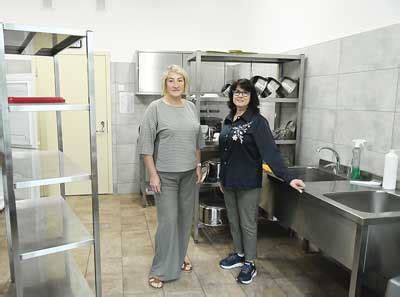 Vydmantų gimnazijos direktorė Rasa Stonkuvienė ir pavaduotoja Irena Grabienė