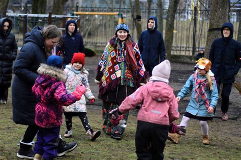 Vaikai dalyvauja Užgavėnių šventėje