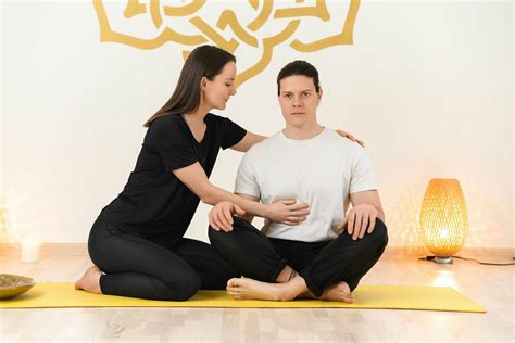 Kineziterapeutė aiškina kvėpavimo technikas nėščiai moteriai