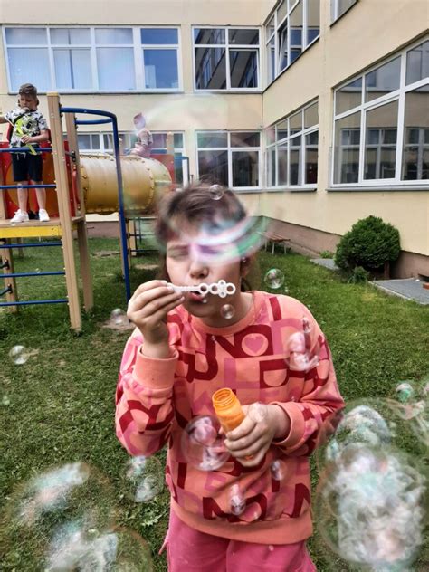 Vaikai ir auklėtojos leidžia muilo burbulus