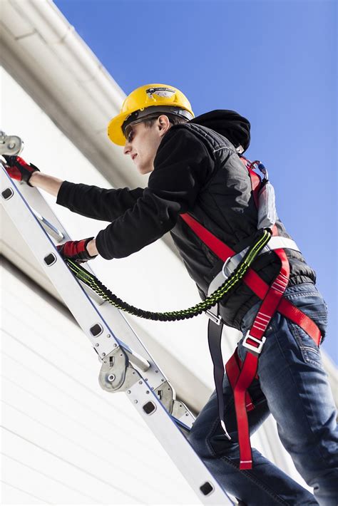 Darbuotojas dirbantis su saugos įranga