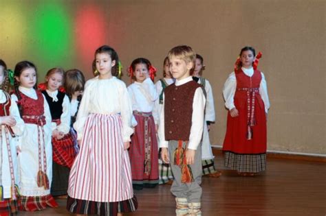 Vaikų folkloro ansamblis groja tradicinę muziką
