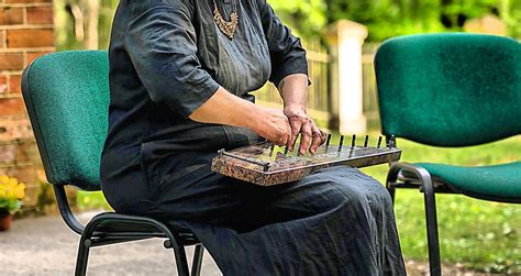 Moteris su nėščiosios diržu