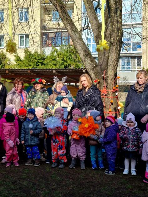 Vaikai puošia darželį gėlėmis iš antrinių žaliavų