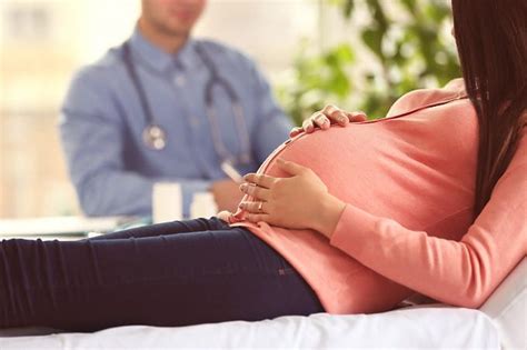 Nėščia moteris lankosi pas gydytoją
