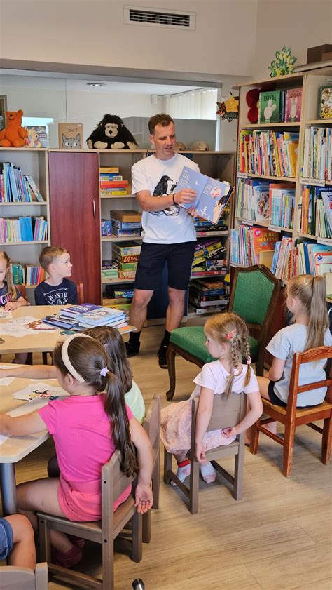 Senelis skaito knygą vaikams darželyje