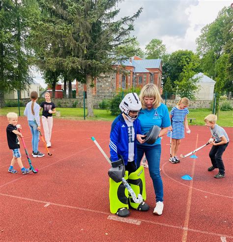 Vaikai žaidžiantys žolės riedulį
