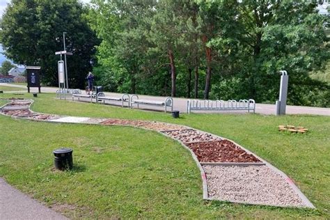Kneipo takas darželyje su skirtingais paviršiais