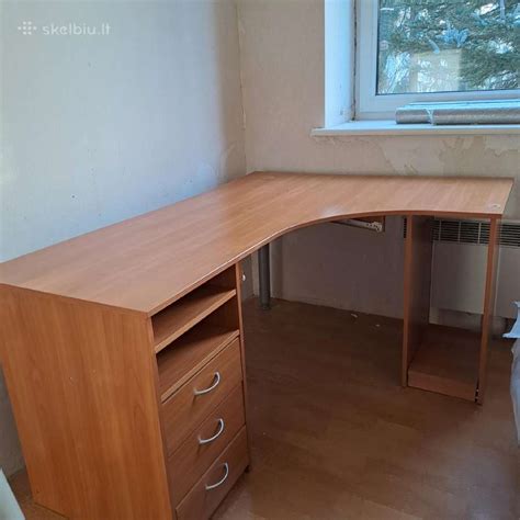 Darželio administratoriaus darbo stalas su dokumentais ir kompiuteriu