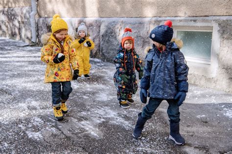 vaikas sluoksniuotais drabužiais