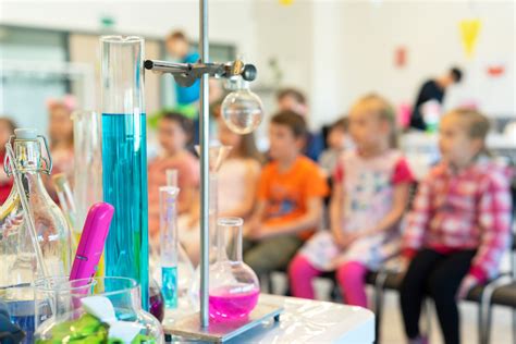 Vaikai daro eksperimentus