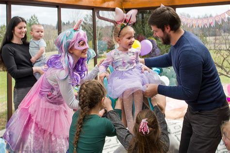 vaikai išleistuvių šventėje darželyje