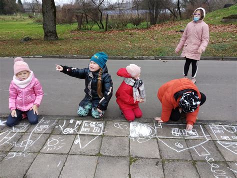 Vaikai, kuriantys snaiges iš gamtinių ir antrinių medžiagų