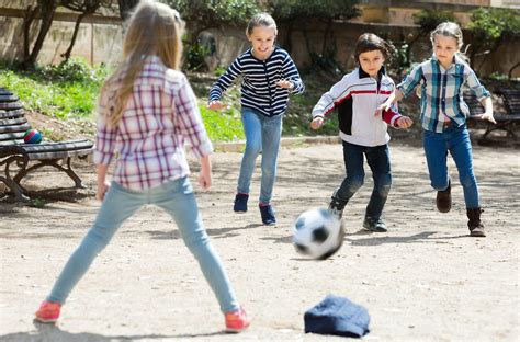 Vaikai, žaidžiantys sporto salėje