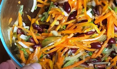 sveikų vaisių ir daržovių salotų ingredientai