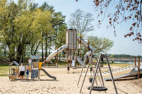 Vaikai žaidžia ant naujai įrengtos sporto aikštelės