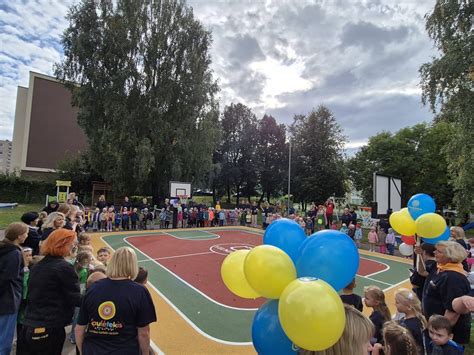 Broliai Lavrinovičiai su vaikais sporto aikštelės atidaryme