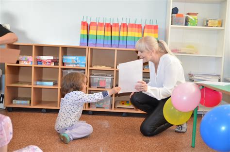 Auklėtoja su vaikais darželyje