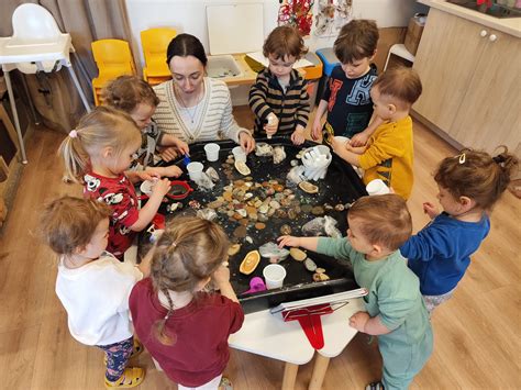 Pavyzdys, kaip spalvos ir zonavimas gali būti naudojami vaikų darželio grupėje