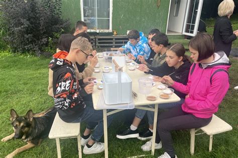 vaikai, valgantys daržoves prie stalo