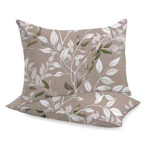 Įvairių dydžių pagalvės ant lovos