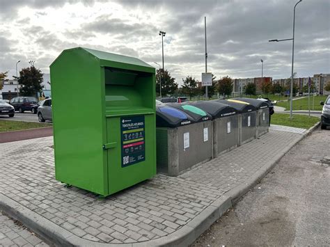 Schema, iliustruojanti tinkamus ir netinkamus atliekų konteinerių įrengimo atstumus.