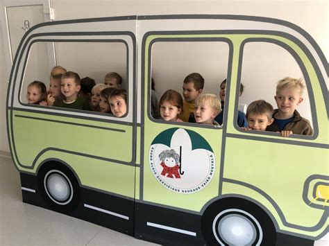 vaikai mokosi saugiai pereiti gatvę