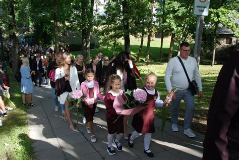 Vaikai su gėlėmis rugsėjo 1-osios rytą