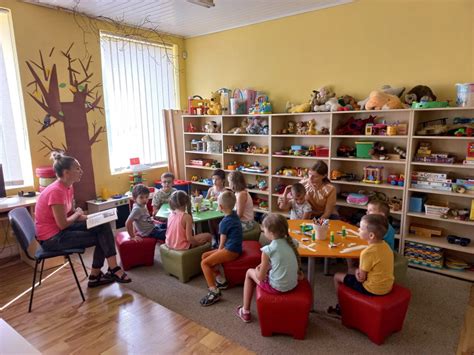 vaikai švenčia darželio išleistuves
