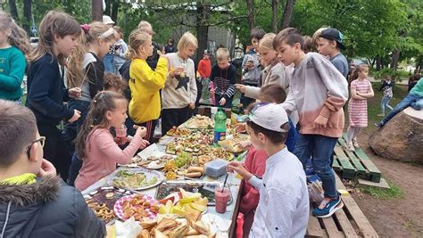 vaikai aukoja maistą gyvūnų prieglaudai