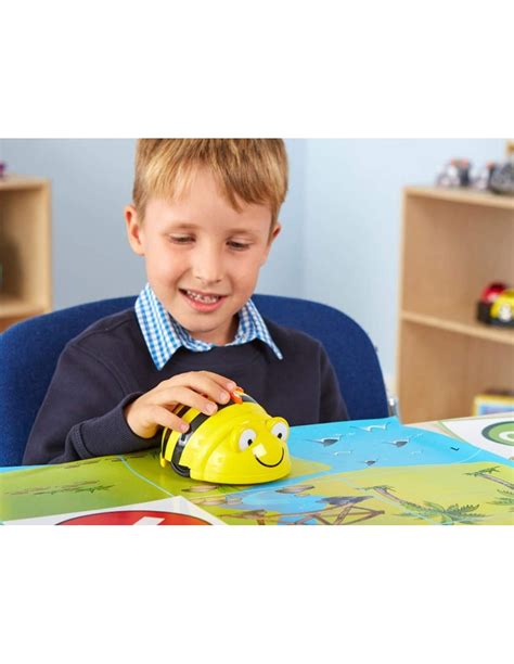 robotukas Bee-Bot su vaikais darželyje