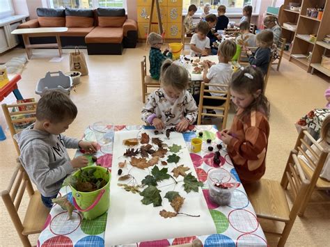 Vaikai rūšiuoja rudens gėrybes