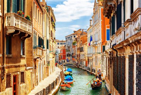 Venecijos kanalai su gondolomis