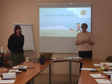 Nuotrauka, kurioje pedagogai diskutuoja apie ugdymo metodus