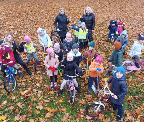 Vaikas, žiūrintis į lietuvišką gamtos peizažą