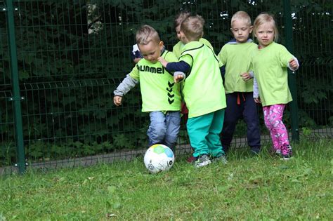 Vaiko darželio grupė, vaikai žaidžia su futbolo kamuoliu
