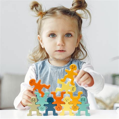 vaikas dėlioja mozaiką