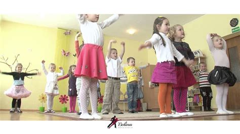 vaikų grupė dainuojanti karaoke
