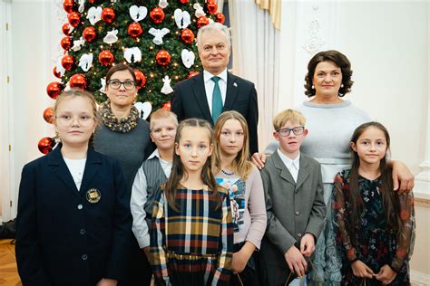vaikai ir direktorė atsisveikinimo šventėje