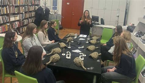 vaikai sprendžia loginį žaidimą