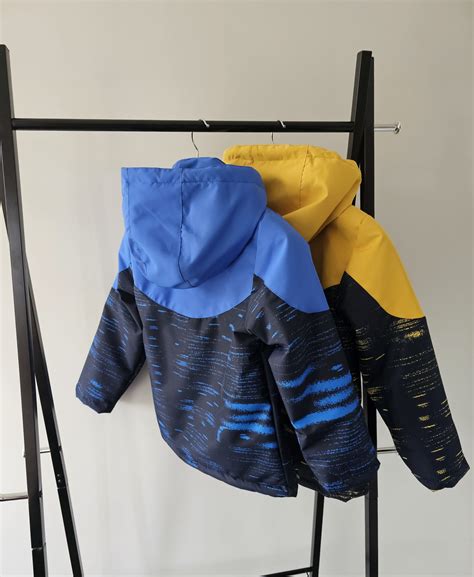 Vaikiškos Adidas striukės įvairių spalvų ir stilių