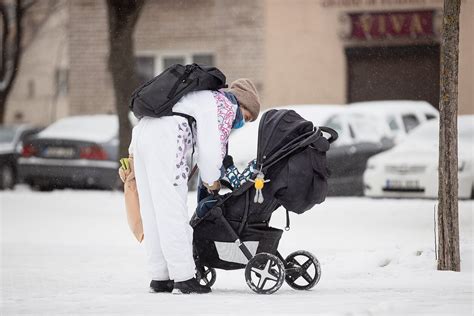 Nuotrauka: Mama rūpinasi karščiuojančiu vaiku