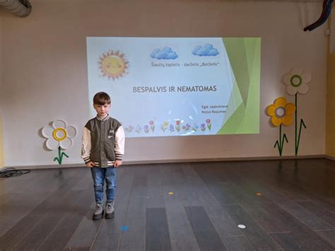 Vaikų darželio kiemas su didele egle