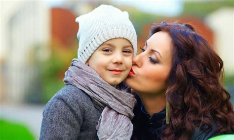 Vaiko piešinys su mama ir vaiku