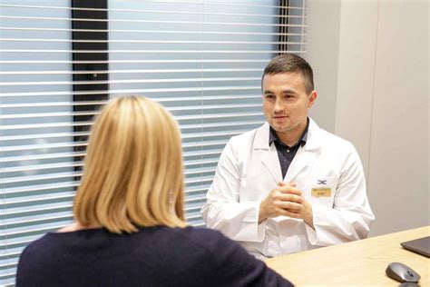 šeimos gydytojas konsultuoja vaiką