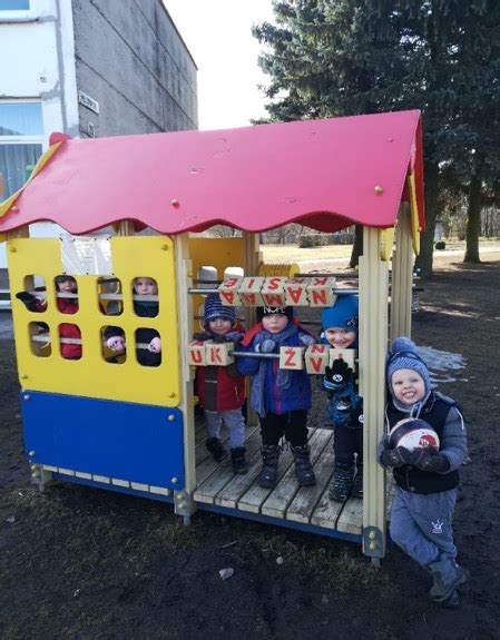 Darbuotojai ir tėveliai tvarko darželio kiemą