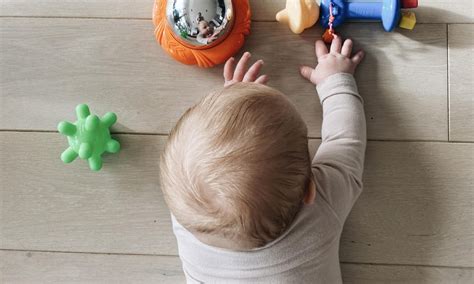 schematinis paveikslėlis, kaip taisyklingai guldyti kūdikį ant pilvo ir ant šonų